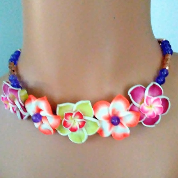 PLUMERIA FLOWER NECKLACE AND EARRINGS SET. - Picture 8 of 8